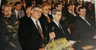 Uroczystość jubileuszowa 5-lecia Centrum Targowego Kielce w 1997 roku. Na zdjęciu Witold Zaraska, wówczas właściciel targów kieleckich, a na Sali cały zarząd Korporacji Targowej.